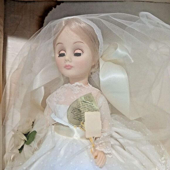 Vintage Effanbee Doll 15ins Tall the Bride. 1522 - Picture 3 of 11